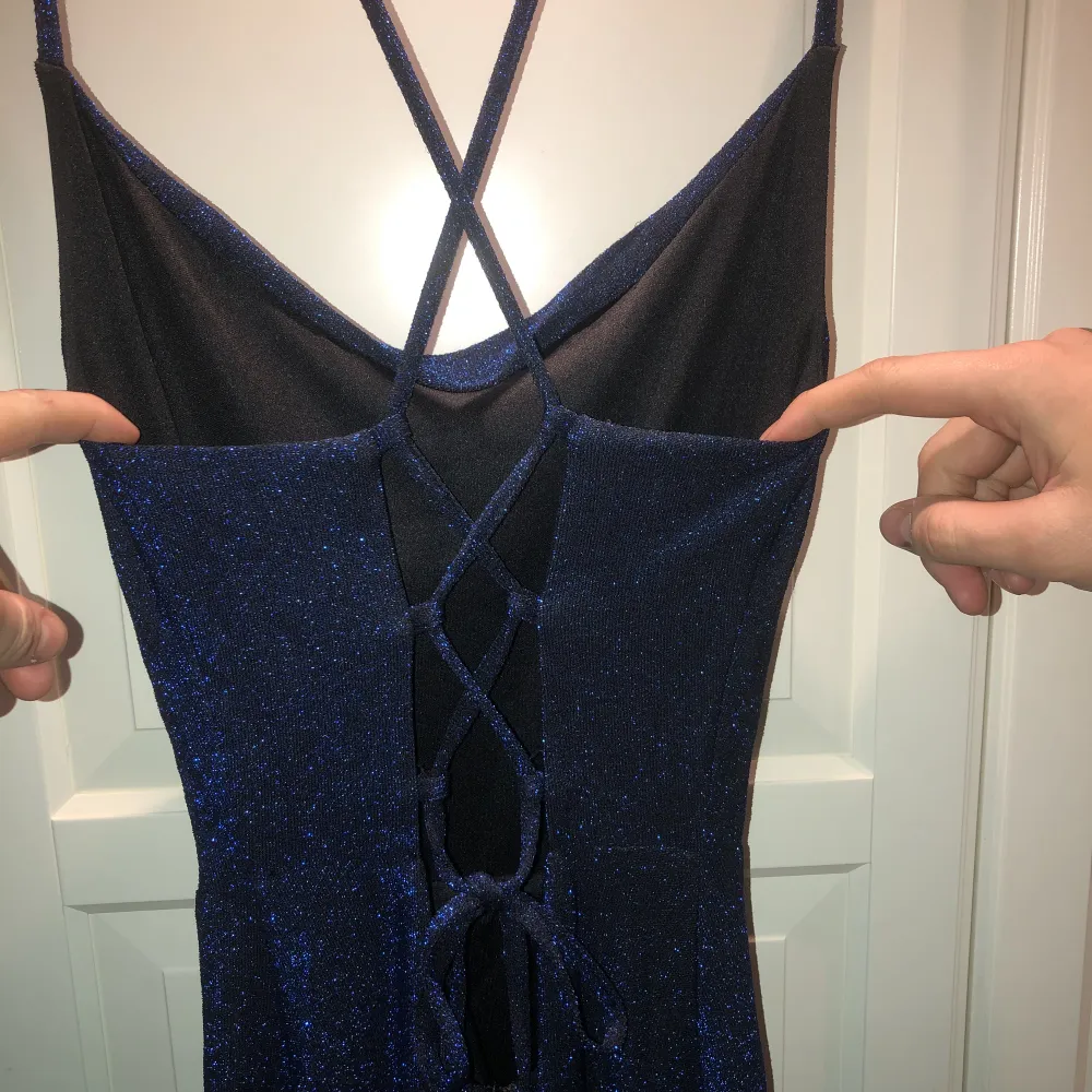 superfin marinblå balklänning med glitter, aldig använd, endast provad, säljer eftersom returtiden har gått ut💕storlek xs men skulle säga att den passar en S-M. Klänningar.