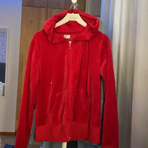 Röd hoodie köpt från Cubus, i stl M men passar jätte bra en som har S, Xs