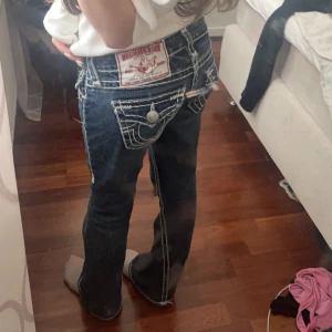 True religion jeans - Skit snygga lowwaisted bootcut  jeans från true religion, storlek 24 vilke även passar 32/34 jätte snygga tryck på fickorna, bra skick kom lrivat för fler frågor eller så Innerben-75cm Midjemått-32cm KÖP DIREKT FÖR  1000 inkl frakt!!!!!
