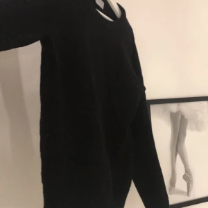 Stickad tröja  - En jätte fin svart stickad tröja från vila den är i st M men känns mycket mer som en XS/S jag står inte för frakten (60kr) hör av er vid npn fråga❤️