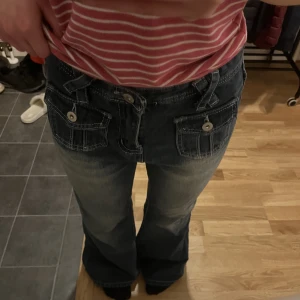 Boot Cut Jeans  - Säljer dessa blåa/fade boot cut jeans ifrån Emmiol, storlek S. Aldrig använda då dom är för stora. Kan mötas upp i strägnäs, annars står köparen för frakt!:)