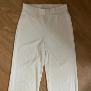 Raka mjukisbyxor med slits  - Säljer dessa jätte fina vita raka byxor med slits eftersom jag inte längre använder dom💗