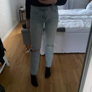 Midwaist Jeans ifrån River Island i storlek 36!💓 Jag på bilden är ca 177cm lång, säljer pga får ingen användning av dessa💓 (säljer massor med fler jeans)