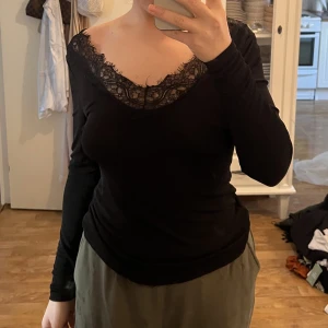 Ribbad topp med spets - V ringad topp med spets fram och bak  Aldrig använd från H&m strl M