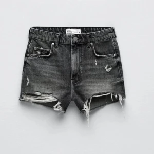 zara shorts  - fina zara shorts som är köpta förra sommaren, använda sparsamt och i bra skick. säljer då dom inte passar längre🙌 hög midjade men som ni ser på bilden kan man ha dom som typ lågmidjade.