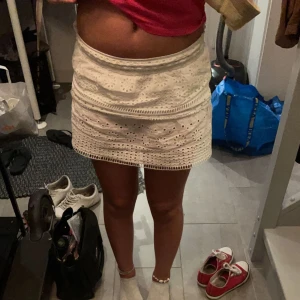 zara kjol - jättefin zara kjol från barnavdelningen, fint skick och använd sparsamt🙌 säljer då kjolen börjar bli för liten. det är shorts under kjolen!!