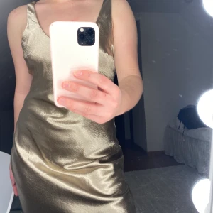  klänning  - guldig klänning som passar perfekt till tex balen. jag är 170 cm och längden är jättebra för mig!!☺️  ordinarie pris är 859 kr