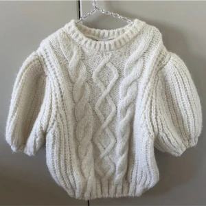 Stickad topp med puffärm zara - Lägger ut igen, säljer denna trendiga stickade topp från zara i nyskick. Nypris 399kr. M men passar även S❤️