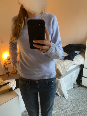 Stickad tröja - Säljer min fina stickade tröja från vero Moda, säljer då den aldrig kommer till användning. Tröjan är i nyskick och är knappast använd, skulle gissa på att jag har använt den 2 gånger. 