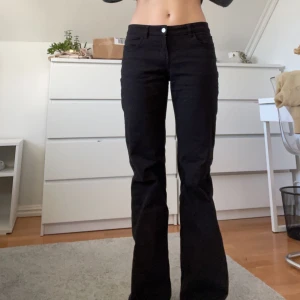 Lågmidjade jeans  - Lågmidjade jeans från hm som inte kommer till användning då jag har andra. Jag är 165 och bär vanligtvis 36 i jeans och de sitter perfekt 