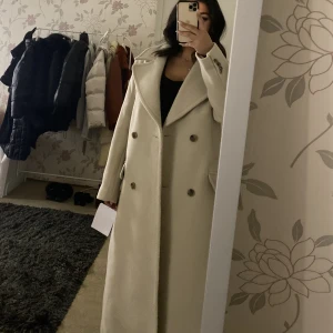 Beige kappa - Helt oanvänd kappa från &otherstories  Storlek S Nypris: 2750 kr