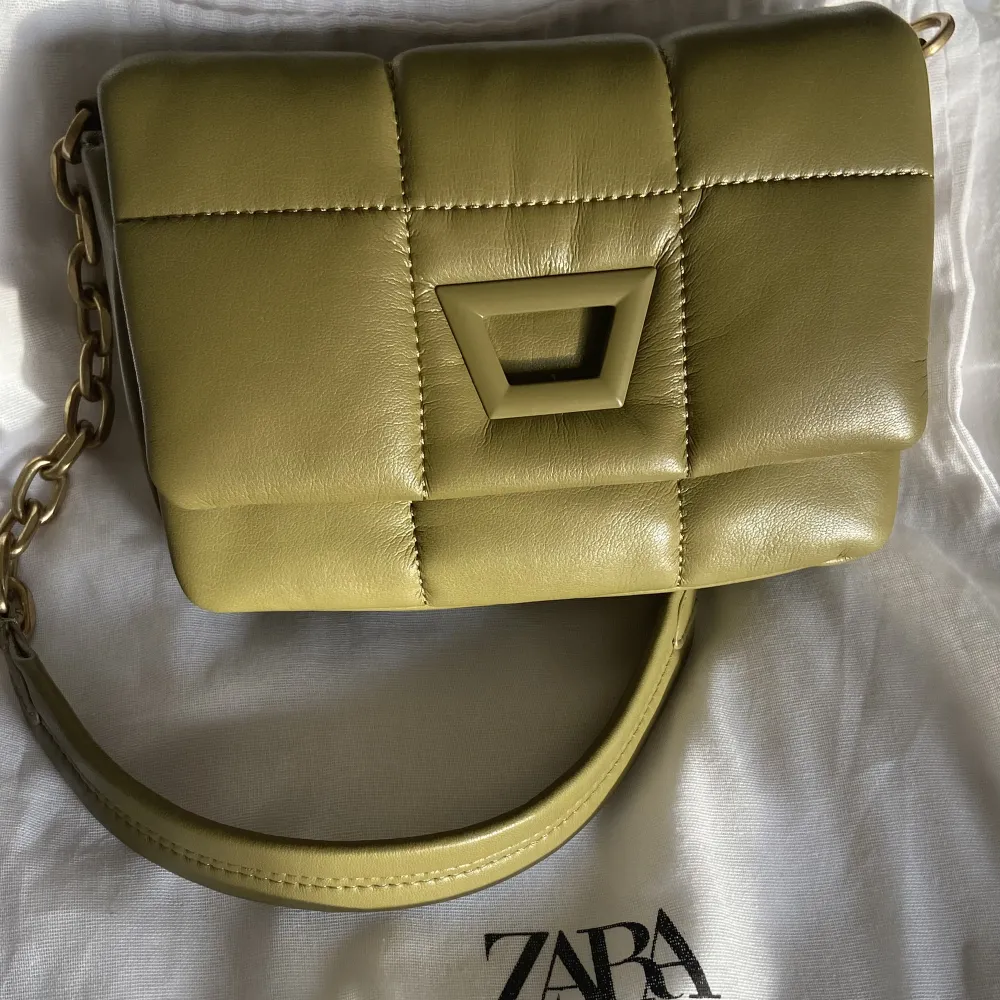 Säljer denna jättefina gröna populära väskan från zara! Slutsåld online. Använd 1 gång och är i bra skick (som ny) hade lämnat tillbaka den om jag inte använt den. Nypris: 399kr, Säljer för 350kr där frakten ingår. Går inte ner i pris ☺️🫶🏻. Laukut & Käsilaukut.