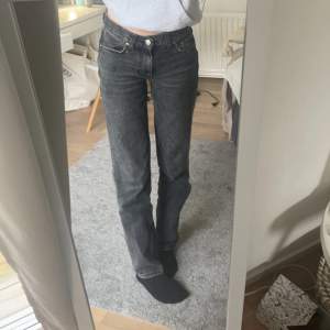 säljer mina älskade gina tricot low waist jeans nu för att jag tycker jag är för lång får dom nu, dom passar preciis på längden nu och jag är 168. Tänker att nån annan kan få användning för dom istället, pris är diskuterbart💕
