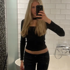 Zara topp - Lägger upp denna fina topp från zara igen pga. Oseriös köpare! Tröjan är endast använd 2-3 ggr och passar mig som brukar ha xs-s💓 Köparen står för frakt.