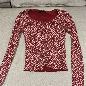 Tröja till salu  - Säljer en röd blomning tröja bra skick.