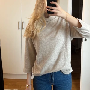 Stickad tröja - Super fin skickad tröja med trekvartslånga ärmar.  Vet tyvärr inte märket på den. Storlek s. Hur skön som helst! 150kr+frakt