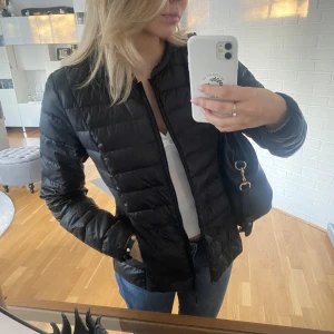 Glansig dunjacka  - Glansig dunjacka (tunnare) från hm och är i storlek s. Köpt för längesen 