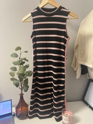 Klänning - Så så fin klänning som jag väntat flera år att växa i men fortfarande för stor tyvärr! Jätte fin till sommaren, tunna o skönt material så det inte blir så varmt men inte ett dugg genomskinligt💗 kp för frågor!