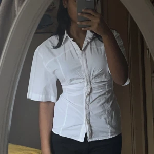 Vit skjorta - Vit skjorta från Zara som ej finns kvar Använd 2 gånger Storlek S