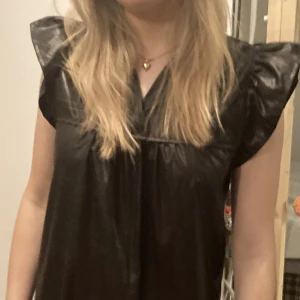 Rodebjer festklänning - Svart fest klänning från rodebjer, jätte fin bra skick och underbar för festtillfällen🫶🏼skulle rekommendera till någon som är lite längre då passformen blir bättre❤️❤️ 