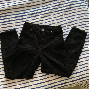 Manchesterbyxor - Svarta manchesterbyxor från Monki, strlk 36 (passsr även 38).