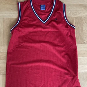 Champion funktionslinne  - Röd funktion tröja, funkar till vardags och träning. Dragsko i sidan som reglerar längd. Helt oanvänd, nytt skick. 