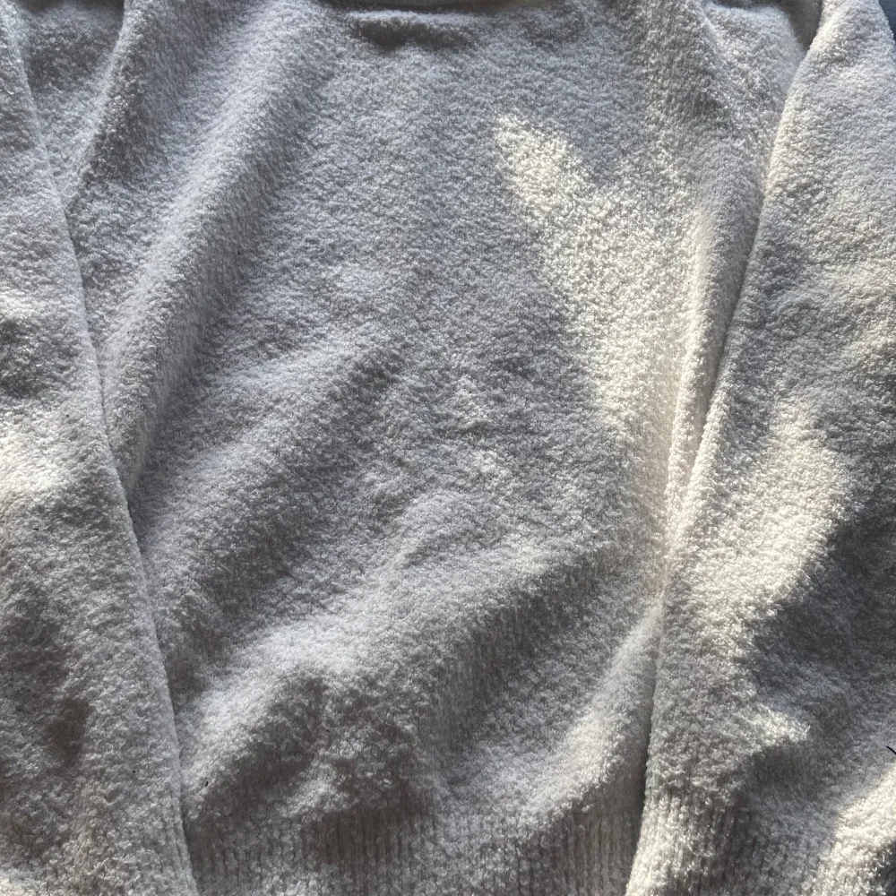 Säljer min stickade tröja i fin krämvit färg, jättefin med detaljer på axlarna. Den är inte riktigt stickat material men någonting där om kring därför är den inte heller stickig som sånna tröjor kan vara. . Stickat.