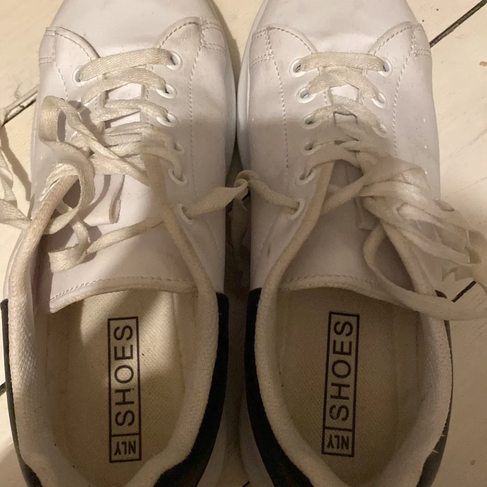 Dessa skor från Nelly i vitt , ser smutsiga ut på bilder men går att tvätta rent direkt . Använda en gång på semester annars aldrig använt . Inprincip nyskick . Nypris 349 . Pris kan diskuteras å köpare står för frakt ! ❤️‍🩹. Skor.