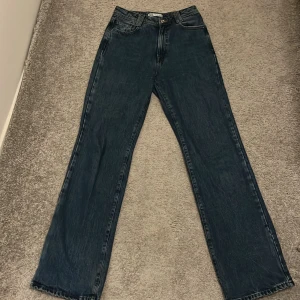 Högmidjade jeans - Ett par mörkblåa högmidjade jeans i storlek 38. Använt ett par gånger men är i bra skick. Säljer eftersom dem är för stora. Frakten står inte på mig.