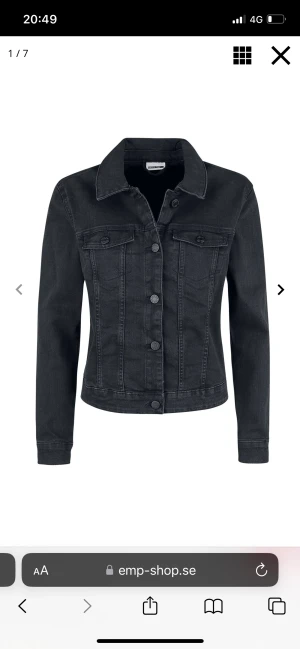 Svart jeansjacka - Jeansjacka i storlek L. Liten i storleken så är så där snyggt   Over sized för xs-s