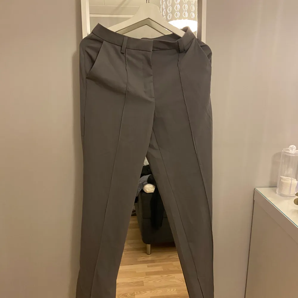 Skit snygga gråa kostymbyxor knappt använda säljer pga att dem är för stora för mig jag är 165 och storleken är 34 men dem är lite för långa.. Jeans & Byxor.