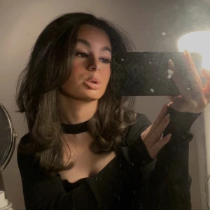 stickad topp med chocker  - jättefin tröja från zara, men som tyvärr inte kommer till användning längre därav säljer jag den🫶🏼 ordinariepris: 259kr (frakt tillkommer)