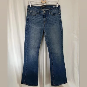 Levis bootcut jeans - Levis bootcut jeans i modellen slight curve med classic rise och bootcut, storlek 6/28. Jag har storlek 36/38 och är 160cm, skulle säga att modellen är low waist.