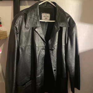 Vintage italiensk läder/skinn jacka - Jackan är i mycket bra skick då jag bara använt den en gång. Ca storlek L 
