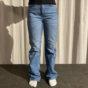 Other stories jeans - Storlek: EUR 27  Midjemått: 73cm Innerbenslängd: 79cm  Modellen är 163cm och brukar bära storlek XS/S Pris: 49kr (köparen står för frakten eller upphämtning i Borås)