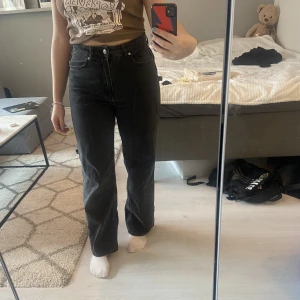 Svarta högmidjade jeans  - Enbart använda några få gånger, bra skick! Är 169 cm:)