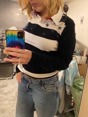 Tröja - jätte söt vintage långärmad tröja! aldrig använd och köpt på secondhand! den är insydd i midja lite för att passa kroppsformen bättre!