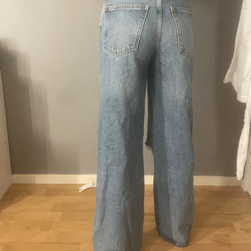 Säljer dessa jeans som jag aldrig använt dem är as sköna! De är ifrån Gina! Storlek 34! Säljer för 80kr + frakt . Jeans & Byxor.