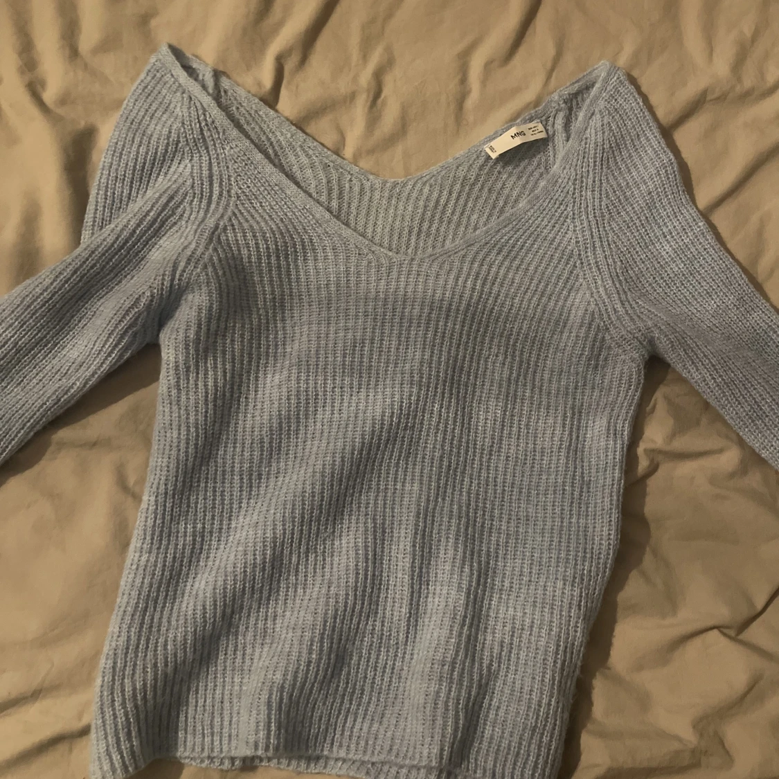 Stickad tröja blå v-ringad