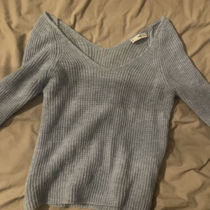 Stickad tröja blå v-ringad - Säljer min fina sköna stickade tröja från Mango då jag ej använder den längre. St M/L (liten i storleken)