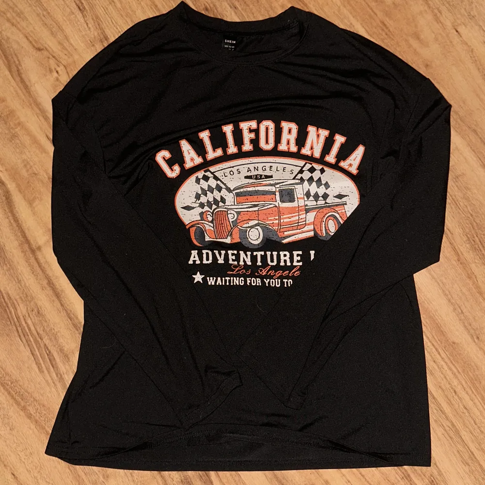 En svart tröja med ett tryck som säger ”california” på. Denna tröja är från Shein.Tröjan är menad att vara lite oversize och är i storlek Small. Skriv gärna om ni är intresserade att köpa 💕💕. Hoodies.