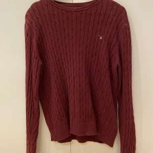 Gant tröja  - Blivit för liten på mig så säljer den nu, köpt för 1299kr och det ör storlek S och dessutom är den i väldigt bra skick.