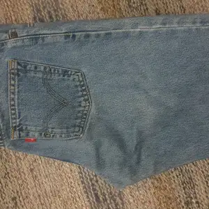Vintage levi's jeans i storlek 28. Så snygga! 