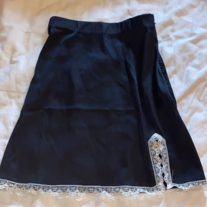 Kjol - Jätte fin kjol men tyvärr för liten för mig