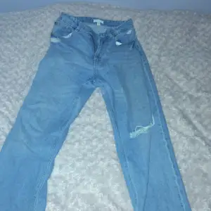Blåa jeans från hm. Säljer för de har blivit för stora. 