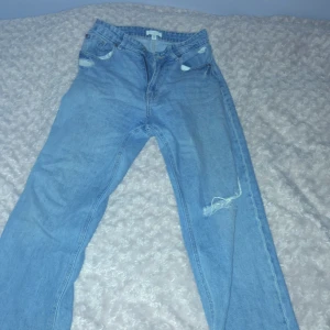 Jeans - Blåa jeans från hm. Säljer för de har blivit för stora. 