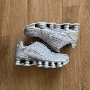 Nike Shox TL - Nike Shox TL Pure platinum/silver Aldrig andvända  Storlek 41 - sitter skönt på mig men passar ända upp till storlek 43  Provat de 2-3 gånger Super bekväma  Jag har ingen andvänding då jag redan har för många skor Mötas Jkpg Först till kval!  