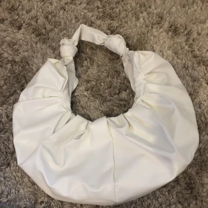 Vit väska - Denna väska är från ASOS och är aldrig andvänd (prislapp kvar)