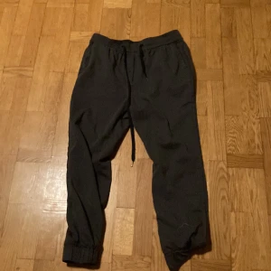 mjukis byxor - Gråa mjukisbyxor med ficka på baken och dragkedja vid foten storlek S/M/L från DAY