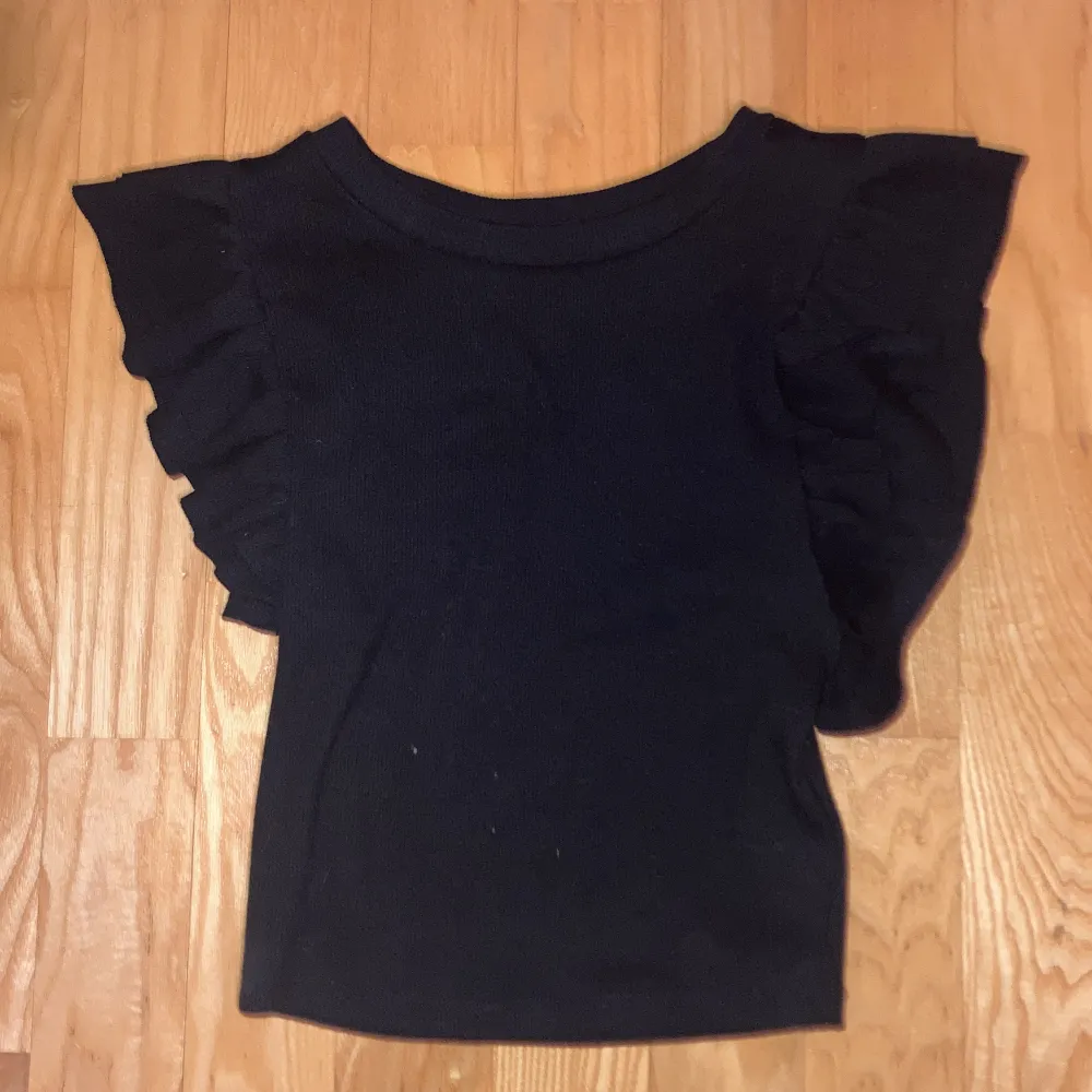 En svart volang tröja från svara, i bra skick. Säljer den för tröjan aldrig kommit till användning💗. T-shirts.